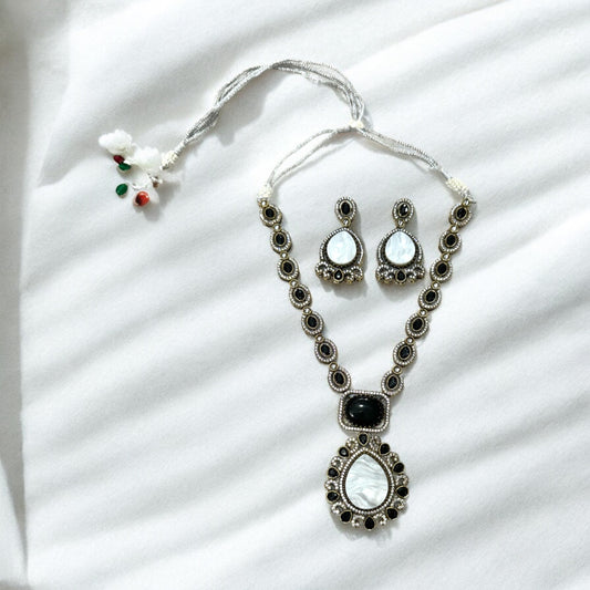 Black Hina Necklace
