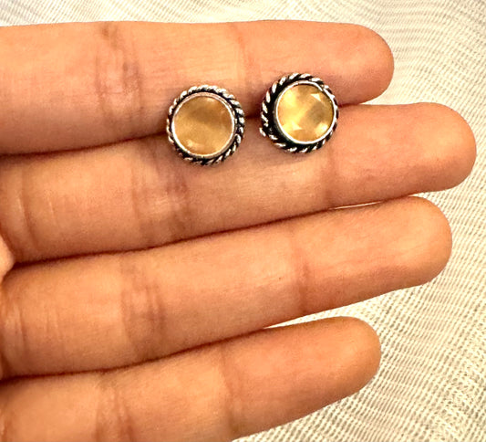 Tan Ratna Studs