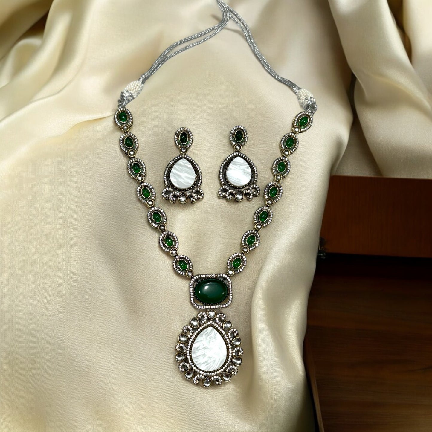 Emerald Hina Necklace